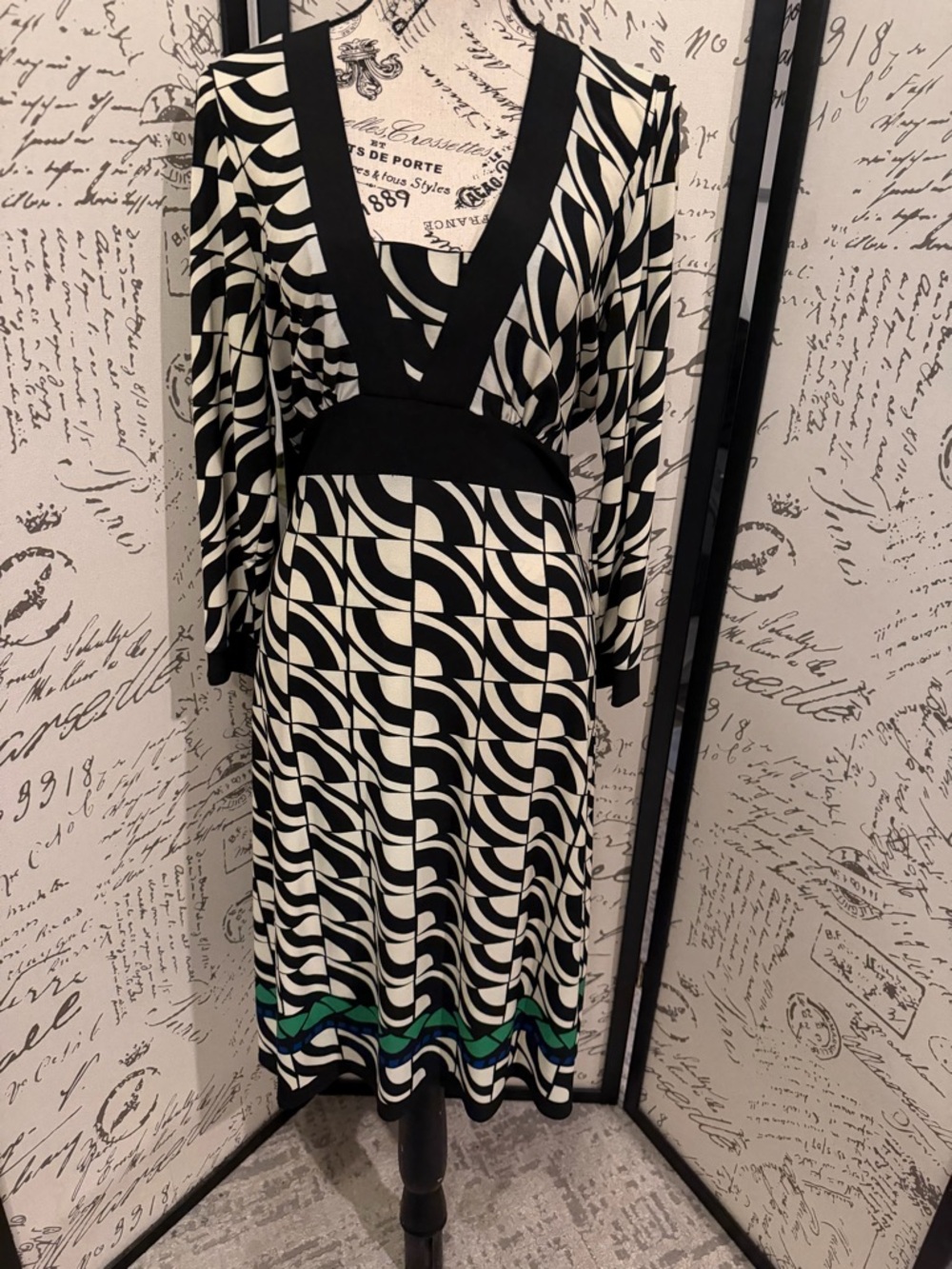 Black and White Geometric Print Dress with Green Accent